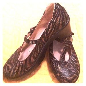 Algeria slip resistant maryjane clogs